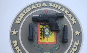 Abordagem na Estrada do Mar termina com apreensão de arma e detenção de quatro pessoas