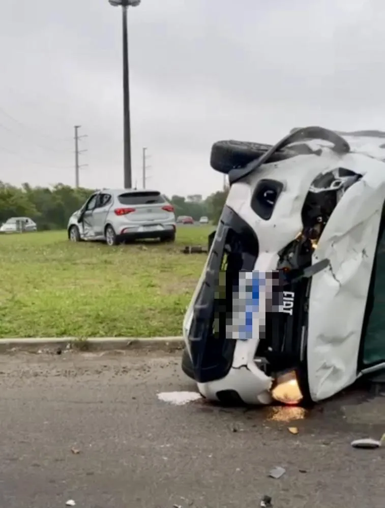 Acidente deixa mulher ferida na rótula da ERS-407 com a Estrada do Mar