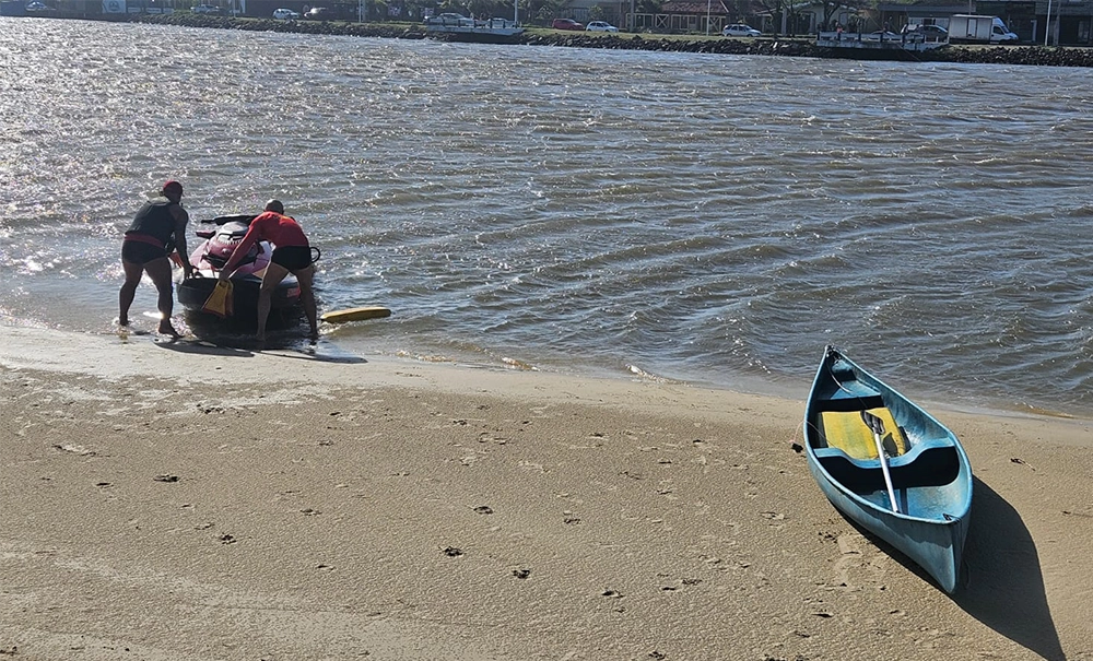 Barco vira no Rio Tramandaí e cinco pessoas são resgatadas