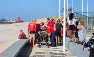 Barco vira no Rio Tramandaí e cinco pessoas são resgatadas