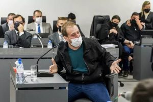 Boate Kiss ex-sócio condenado por incêndio que matou 242 pessoas passa ao regime aberto e usa tornozeleira eletrônica