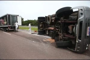 Caminhão tomba na Freeway e bloqueia faixas da rodovia