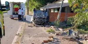 Carro sai da pista, atinge casa e deixa feridos graves na BR-392, em Rio Grande