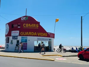Guaritas de guarda-vidas passam a exibir bandeiras de alerta sobre as condições do mar no Litoral Norte