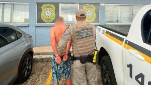 Homem com mandado de prisão é detido após confusão e risco a banhistas em Balneário Pinhal