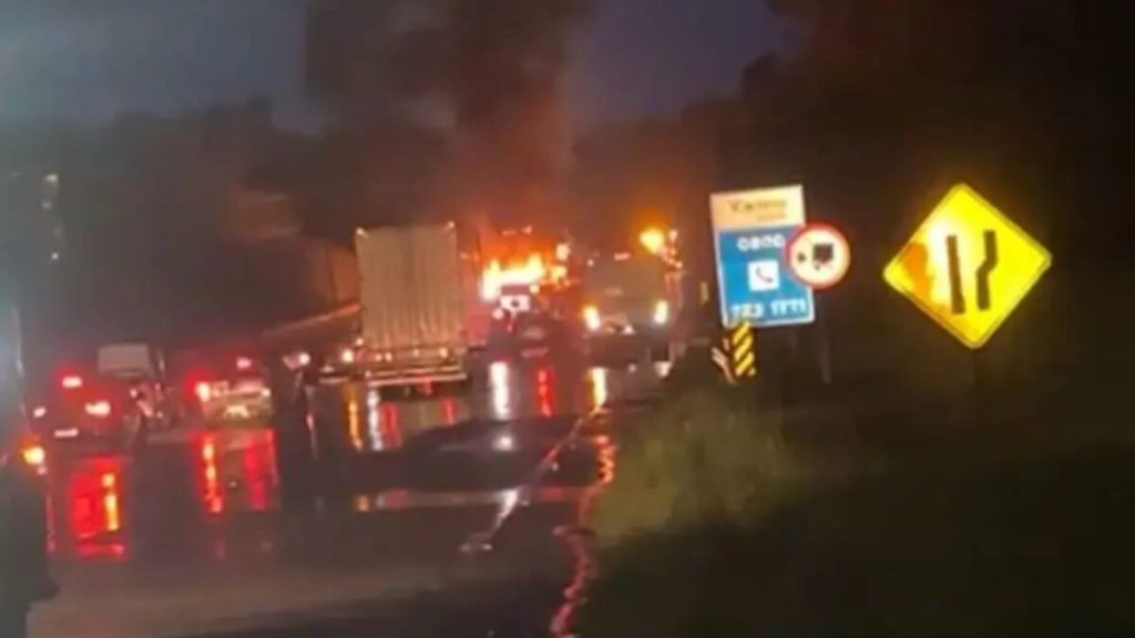 Incêndio em caminhão interdita a BR-101 e provoca congestionamento no Morro dos Cavalos