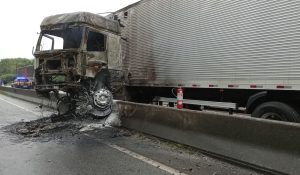 Incêndio em caminhão interdita a BR-101 e provoca congestionamento no Morro dos Cavalos