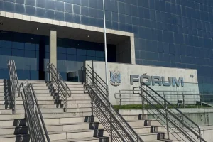 Júri por feminicídio em Rio Grande julga acusados de emboscada que matou jovem no Litoral Sul