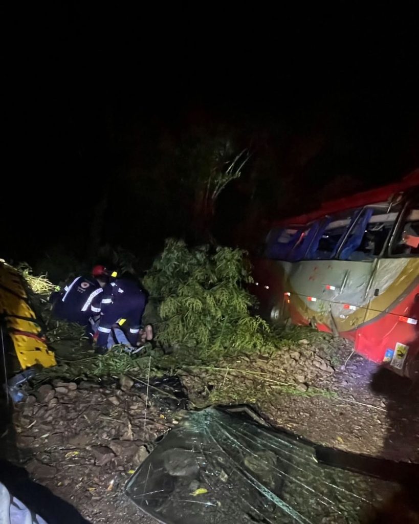 Micro-ônibus capota na RS-324 e deixa dois passageiros em estado grave