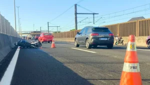 Motociclista morre após colisão com caminhão na BR-116, em Canoas