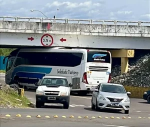 Ônibus de turismo fica preso sob viaduto em Capão da Canoa e bloqueia trânsito
