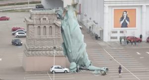 Vento forte derruba estátua da Havan em Guaíba, no RS