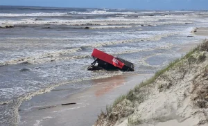 Forte ressaca destrói quiosque em Tramandaí e causa prejuízos em outras praias do Litoral Norte