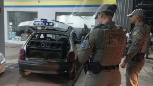 BM recolhe veículos por som alto durante ação em posto de gasolina em Capão da Canoa