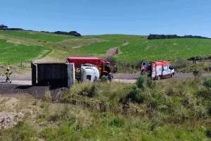 Caminhão do Daer tomba na RS-484 e deixa motorista ferido entre Maquiné e Serra