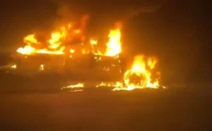 Caminhonete é destruída por incêndio na Freeway