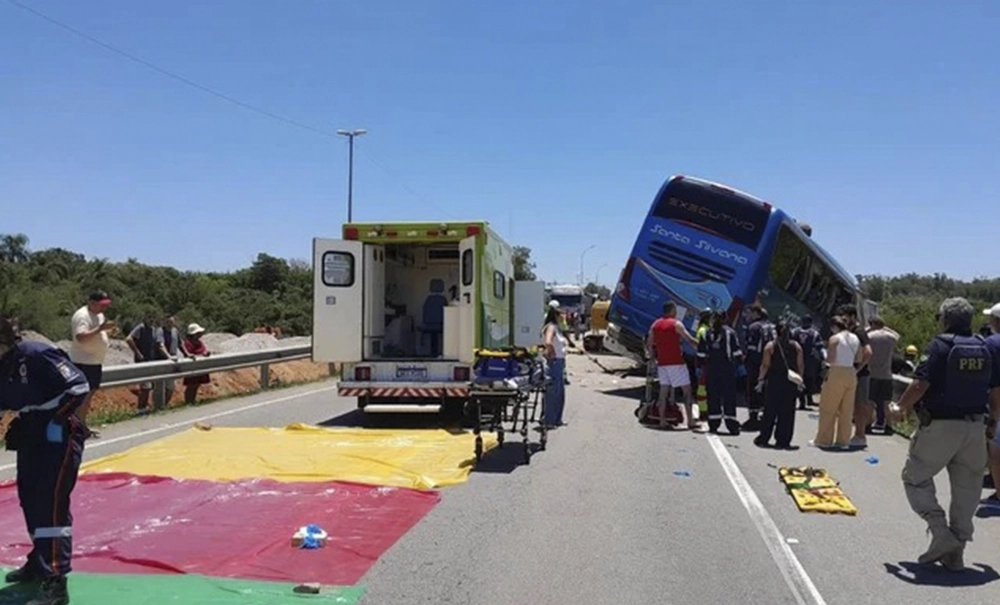 Colisão entre caminhão e ônibus deixa mortos e feridos na BR-116, em Pelotas
