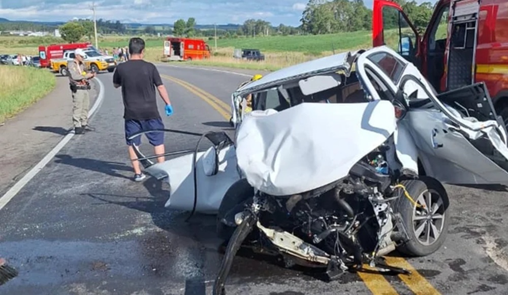 Grave acidente com três veículos deixa dois mortos na Rota do Sol