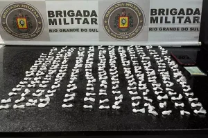 Homem com antecedentes é preso com mais de 250 porções de drogas em Tramandaí