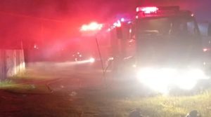Incêndio destrói casa no Centro de Balneário Pinhal e idosa morre carbonizada