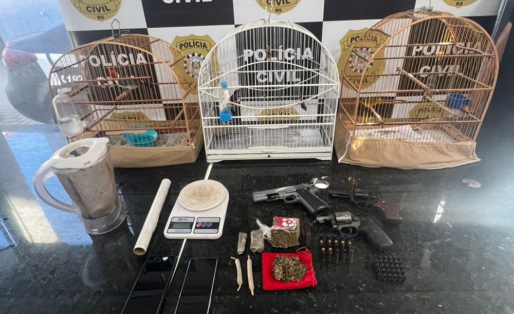Polícia encontra drogas escondidas em casinha de bonecas e prende casal em Cidreira