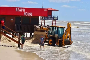Ressaca em Tramandaí atinge quiosques e mobiliza ação emergencial da prefeitura