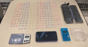 ‘Motoboy do tráfico’ é preso com quase 300 comprimidos de ecstasy em Capão da Canoa