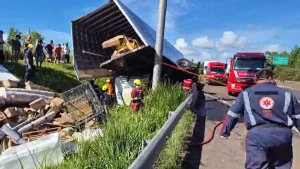 Carreta sai da pista e motorista é resgatado das ferragens na BR-101