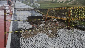 Chuva causa alagamentos e danifica o calçadão em Capão da Canoa