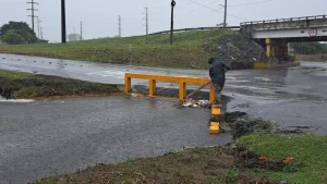Chuva causa alagamentos e danifica o calçadão em Capão da Canoa