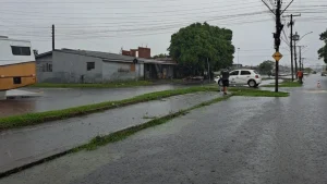 Chuva causa alagamentos e danifica o calçadão em Capão da Canoa