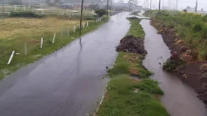 Chuva causa alagamentos e danifica o calçadão em Capão da Canoa
