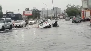 Chuva causa alagamentos e danifica o calçadão em Capão da Canoa