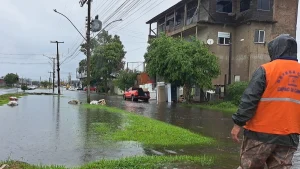 Chuva causa alagamentos e danifica o calçadão em Capão da Canoa