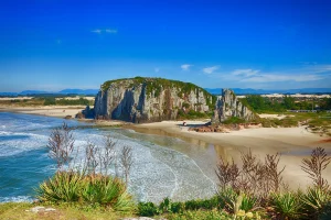 Homem é levado por onda no Morro das Furnas e desaparece no mar em Torres