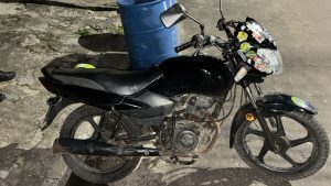 Homem é preso após ser flagrado com moto roubada durante patrulhamento em Torres