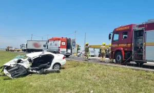 Mulher fica presa nas ferragens após colisão com caminhão na Estrada do Mar