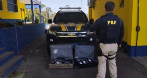 PRF prende dupla com 54 quilos de haxixe escondidos em malas na BR-101, em Osório